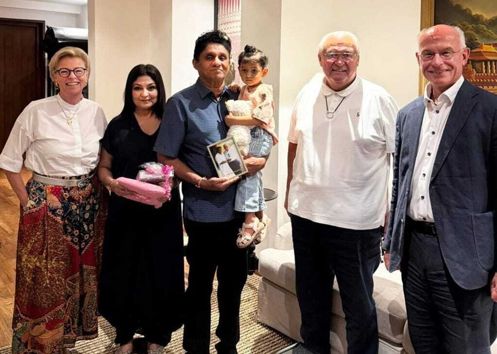 Gruppenfoto bei einer LR Spendenübergabe, Menschen mit Geschenken und einem gerahmten Foto