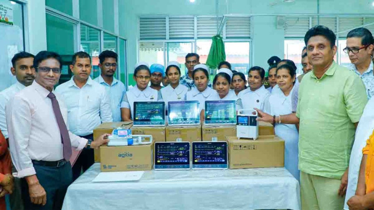 Medizinische Geräte und Krankenhauspersonal im LR Krankenhaus