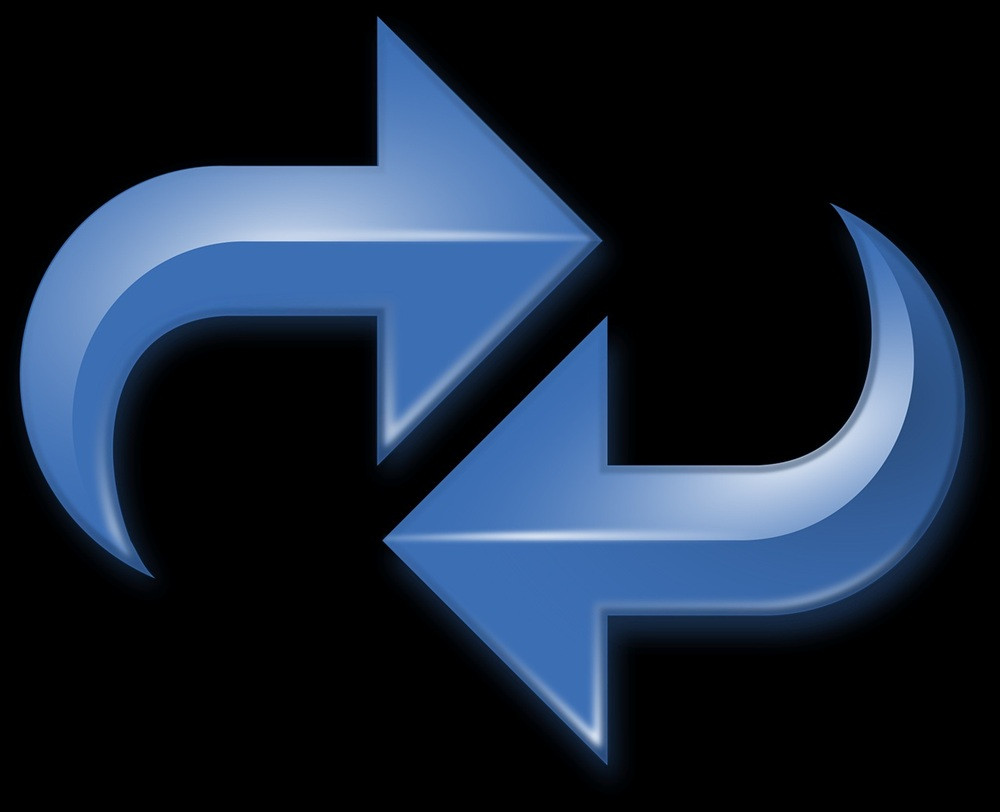 openclipart Vektorgrafik mit zwei blauen Pfeilen auf schwarzem Hintergrund