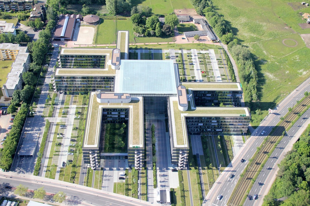 Luftaufnahme der Talanx Zentrale in Hannover mit moderner Architektur und begrünten Dächern