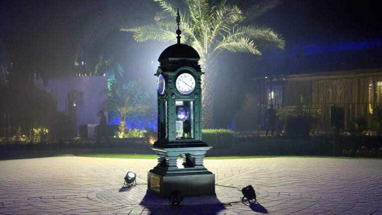 Historische Uhr nach Lahore bei Nacht, beleuchtet im Freien