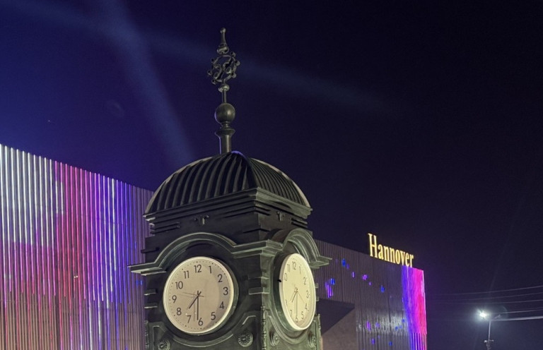 Kroepcke-Uhr in Lahore vor dem Hannover-Schriftzug bei Nacht
