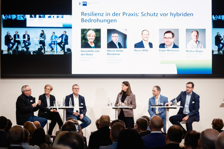 Podiumsdiskussion bei der IHK Veranstaltung 2026 zum Thema Resilienz in der Praxis und Schutz vor hybriden Bedrohungen