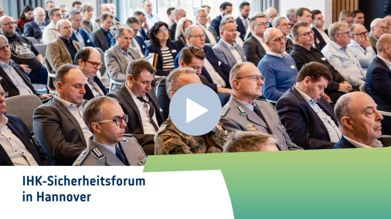 IHK Sicherheitsforum Video – Teilnehmer und Gäste im Veranstaltungssaal Teilnehmer beim IHK Sicherheitsforum, Video-Vorschaubild, Veranstaltungssaal mit Uniformierten und zivilen Gästen