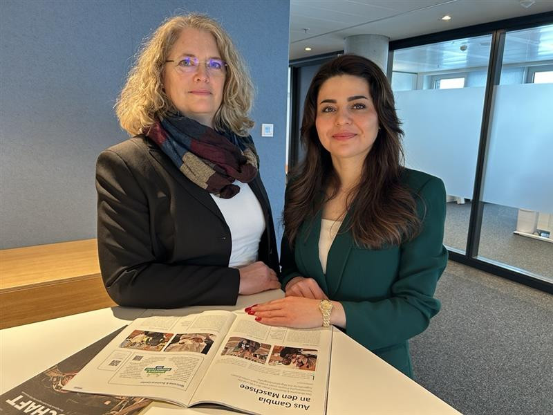 Teamvorstellung der Talentcoaches in der Praxis WBC, zwei Frauen stehen an einem Tisch mit einer Zeitschrift