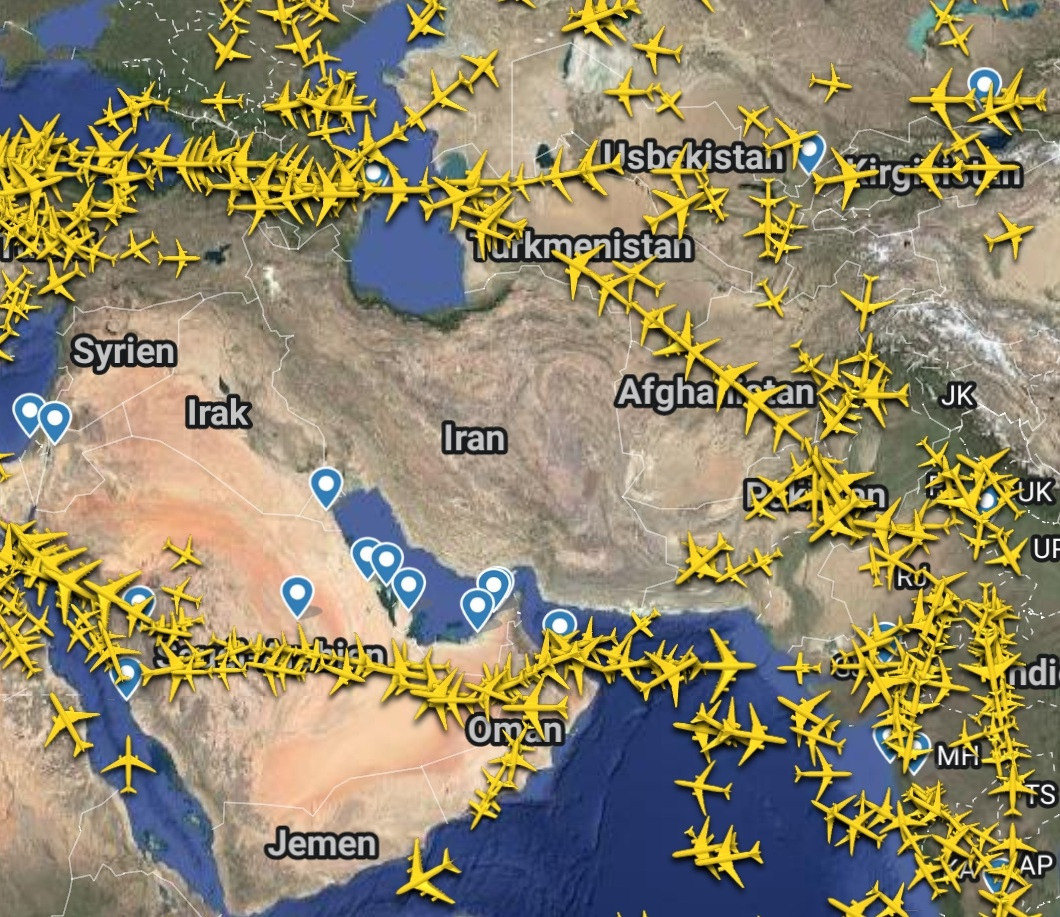 Flightradar24 Screenshot vom 04.03.2026 mit Flugbewegungen über Iran, Irak, Saudi-Arabien, Oman und umliegende Länder