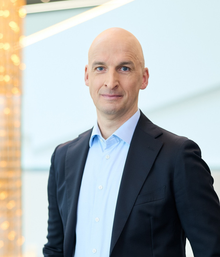 Christian Koetz Business-Porträt 2025 im Hochformat Christian Koetz im Anzug, Business-Porträt 2025