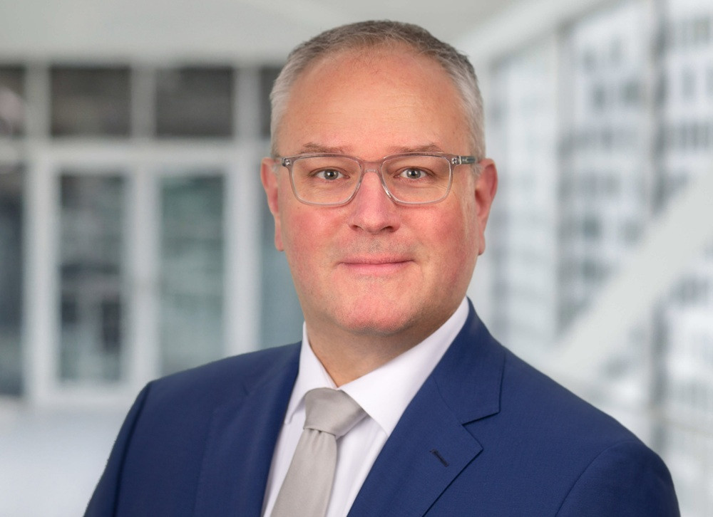 Christian Pfeiffer im Business-Outfit bei der Deutschen Messe