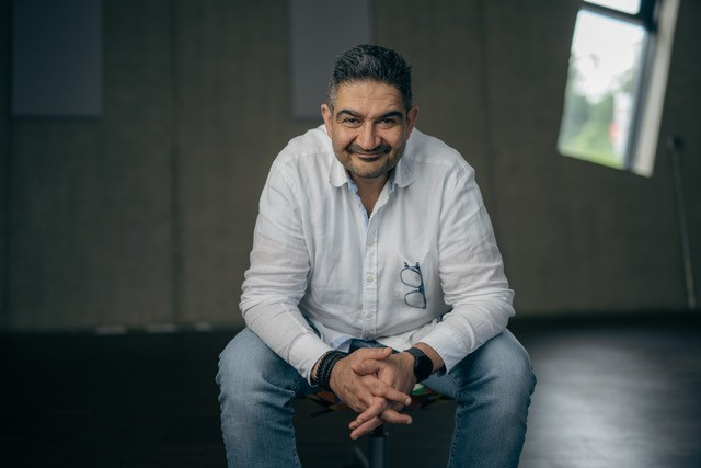 Person im weißen Hemd bei unt-ticker troester skillbyte