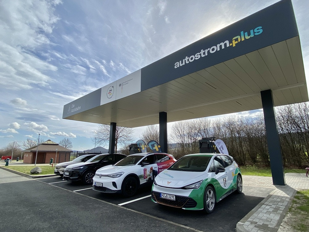 Pressefoto von enercity an einer autostrom.plus Ladestation mit Elektroautos