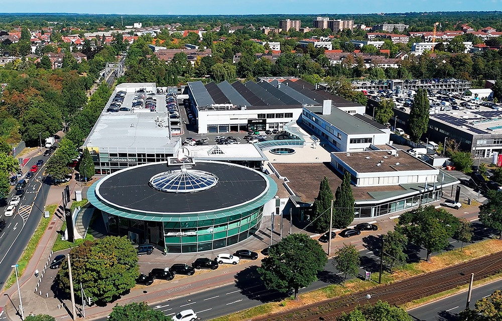 Luftaufnahme des Mercedes Rosier Autohauses mit modernen Gebäuden und zahlreichen Fahrzeugen