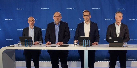 Vorstand von Hannover Rück bei einer Pressekonferenz oder Präsentation