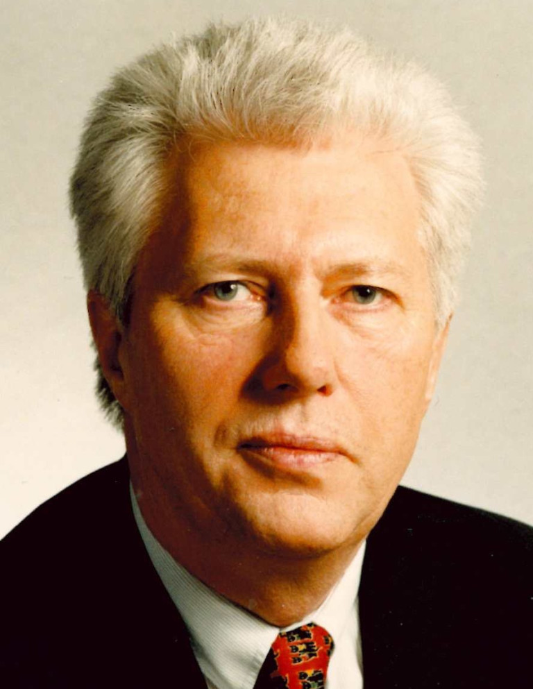 Porträt einer Person, gestartet damals lange, ältere Aufnahme mit grauen Haaren