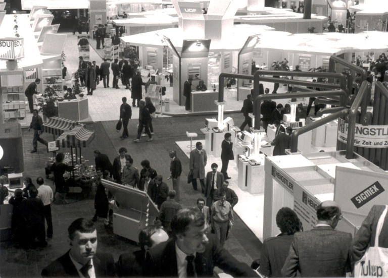 Historische Aufnahme der CeBIT Halle mit Besuchern und Ausstellern, Messegelände damals