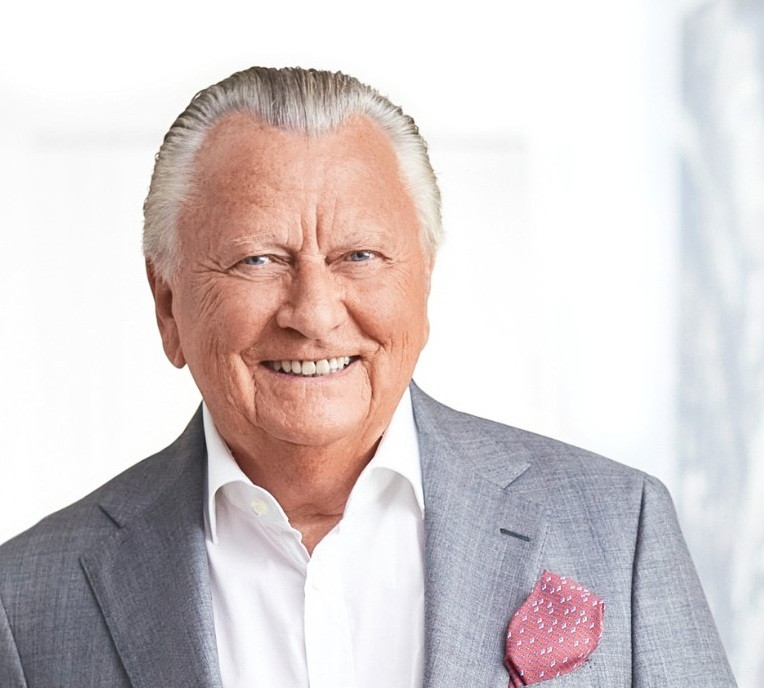 Peter Krasemann im grauen Anzug mit Einstecktuch, Portraitfoto