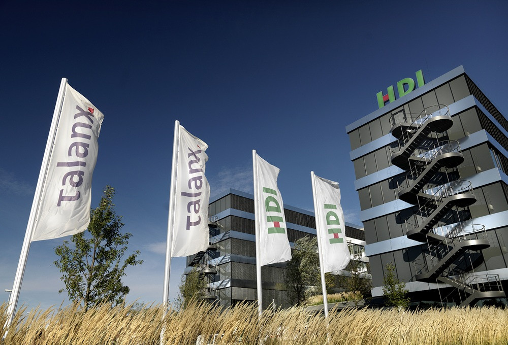 Talanx und HDI Firmengebäude mit Fahnen, Bilanzbericht Ticker