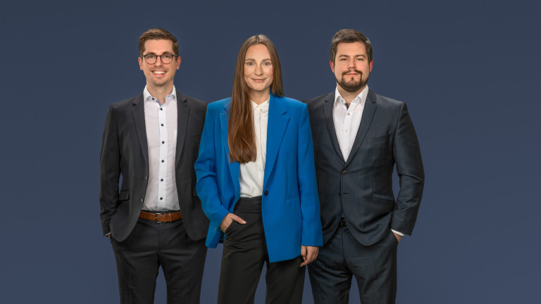 Gründerteam: Felix Wellmann (CTO), Katharina Haas (CFO) und Marius Lammers (CEO) Gründerteam mit Felix Wellmann (CTO), Katharina Haas (CFO) und Marius Lammers (CEO) im Business-Outfit vor neutralem Hintergrund