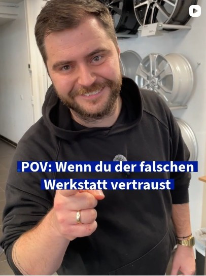 Mann zeigt lachend auf die Kamera mit dem Text: POV: Wenn du der falschen Werkstatt vertraust, virales Bild aus einer Autowerkstatt