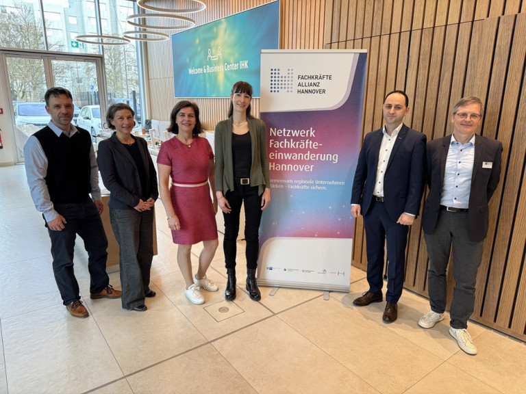 Gruppenfoto beim Netzwerk Fachkräfteeinwanderung Hannover im Welcome & Business Center IHK