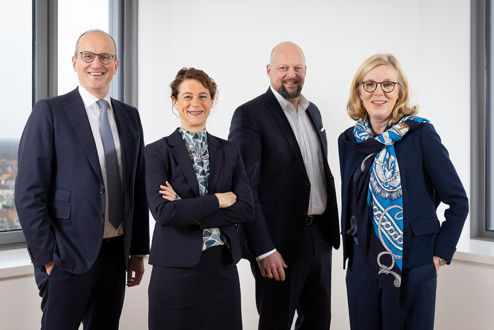 Vorstand der Sparkasse Hannover im Business-Outfit, Gruppenfoto vor hellem Hintergrund