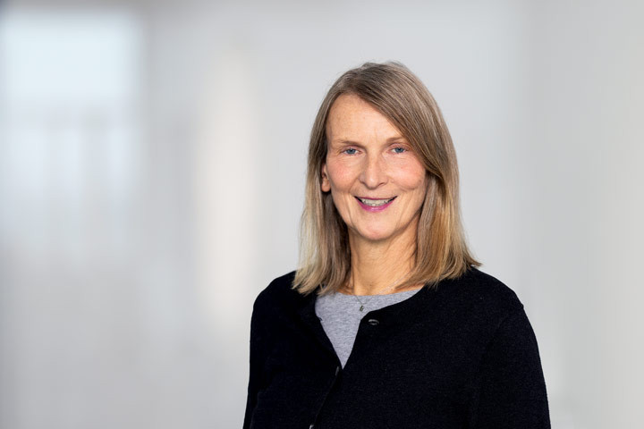 Portrait von Frau Barbara Dörmer mit schulterlangen blonden Haaren vor neutralem Hintergrund
