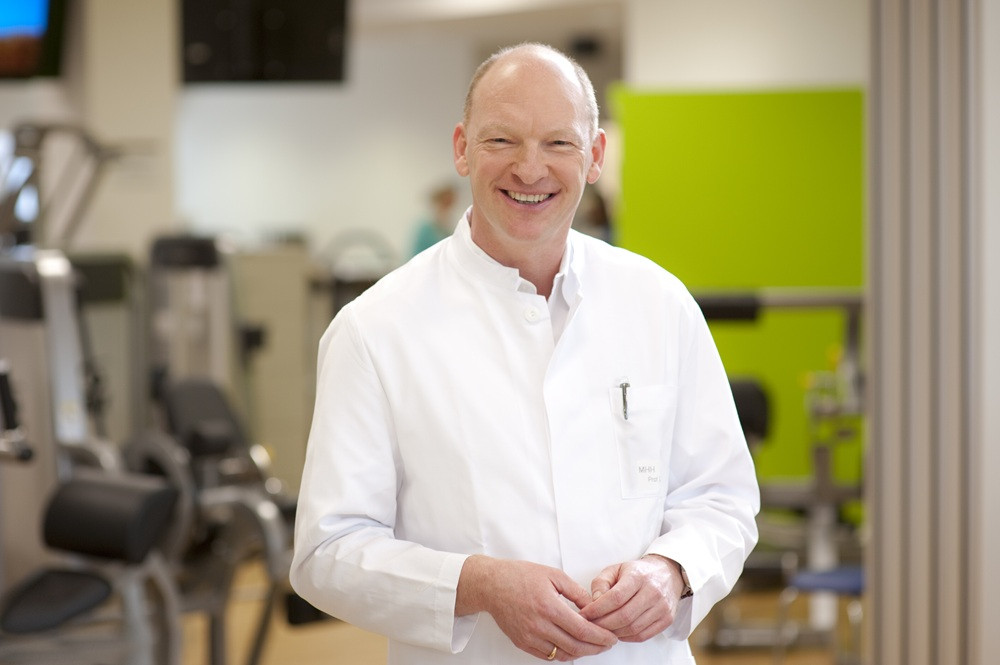 Prof. Tegtburuwe in weißem Arztkittel an der MHH