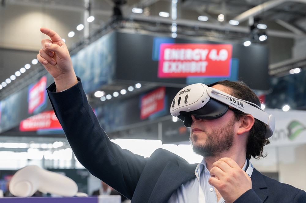 Messebesucher mit Virtual-Reality-Brille auf der Hannover Messe 2023 im Bereich Energy 4.0 Exhibit