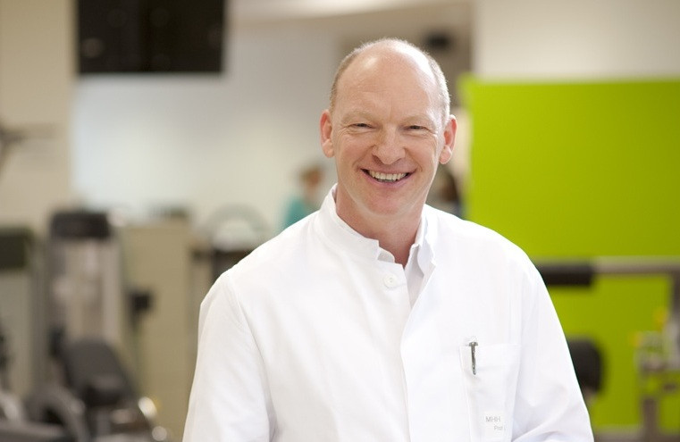 Professor Tegtburuwe der MHH im weißen Kittel in einer Klinik oder Laborumgebung