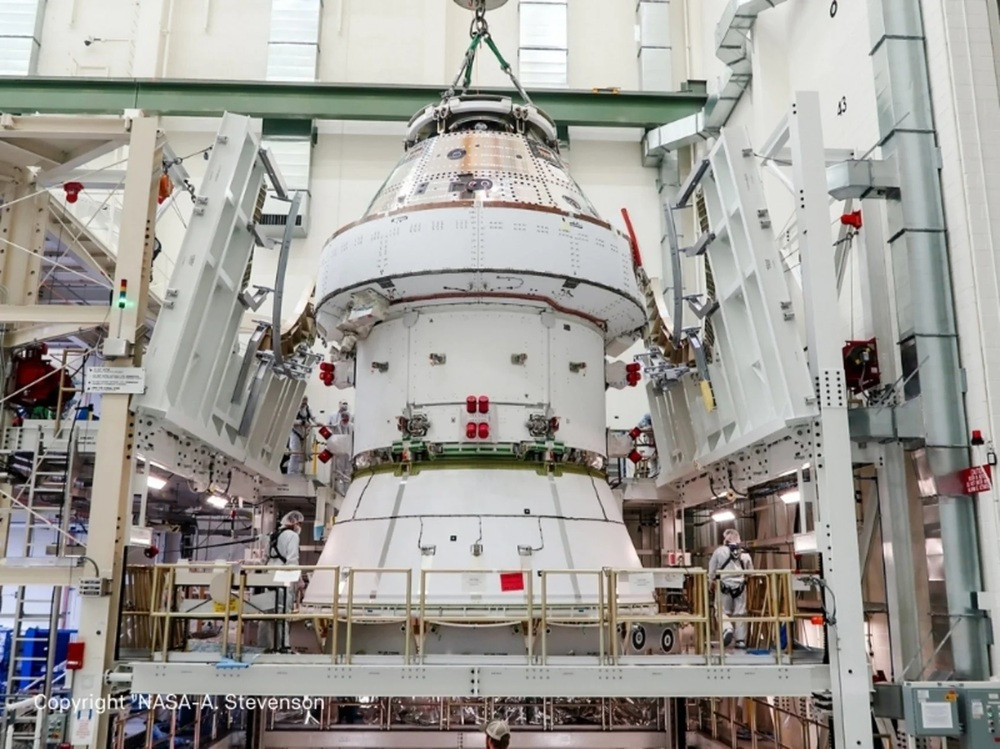 TÜV Inspektion der Artemis Orion Raumkapsel in einer Montagehalle