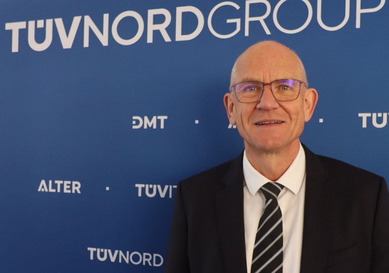 TÜV Nord Group – Person vor Hintergrund, vermutlich Stenkamp TÜV Nord Group Hintergrund mit Person, vermutlich Stenkamp, bei einer offiziellen Veranstaltung