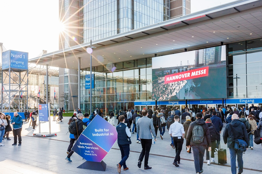 Eingang der Hannover Messe mit Besuchern und großem Schild, aufgenommen für ein Webmagazin