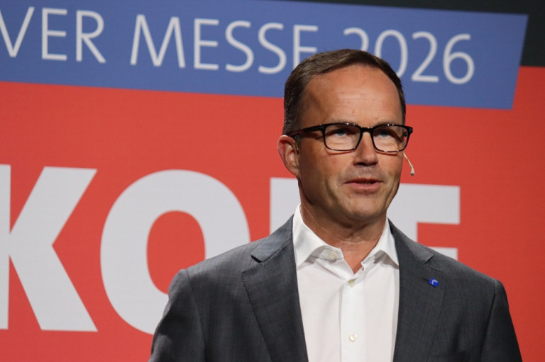 Person auf der Hannover Messe, möglicherweise Koeckler, vor einem Messe-2026-Hintergrund