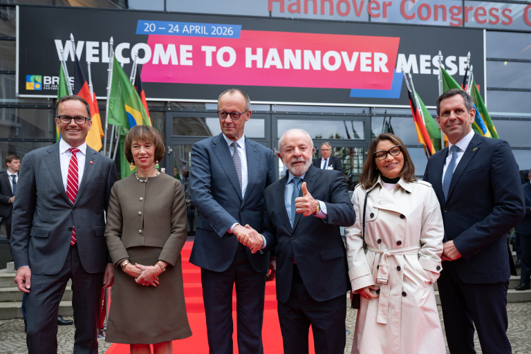 Eröffnung der Hannover Messe 2026, Gruppenfoto mit Gästen auf dem roten Teppich vor dem Eingang