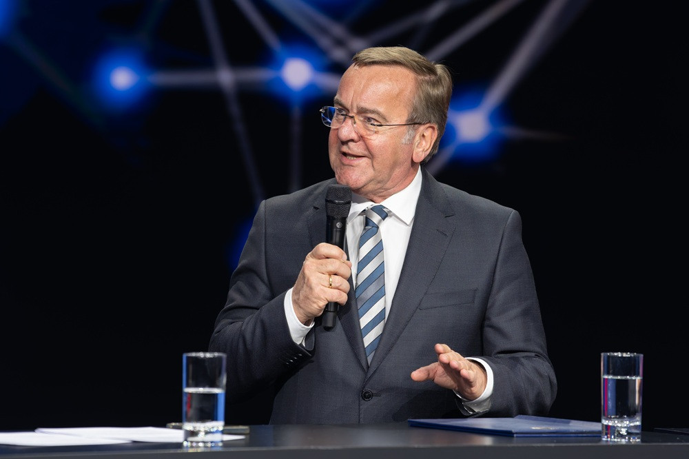 Pistorius auf der Bühne im Zentrum, hält eine Rede mit Mikrofon