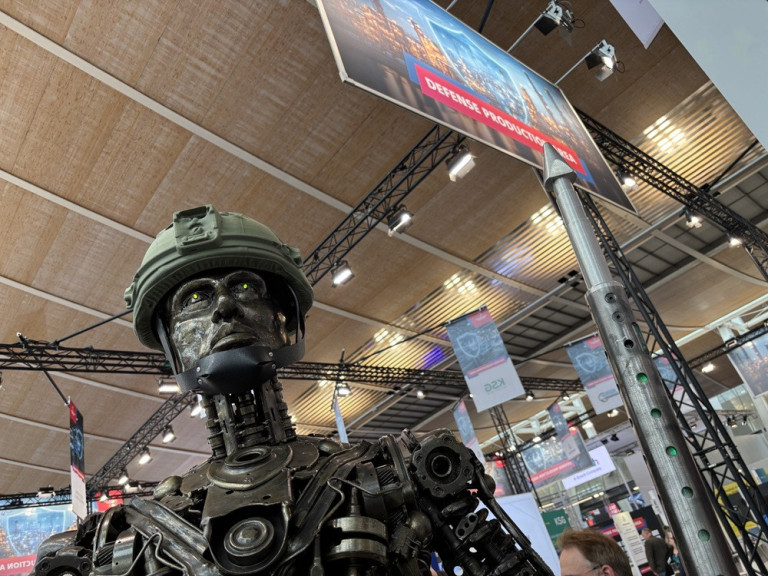Roboter mit Militärhelm auf einer Messe im Defence Park, Ausstellungsbereich für Verteidigungstechnologie