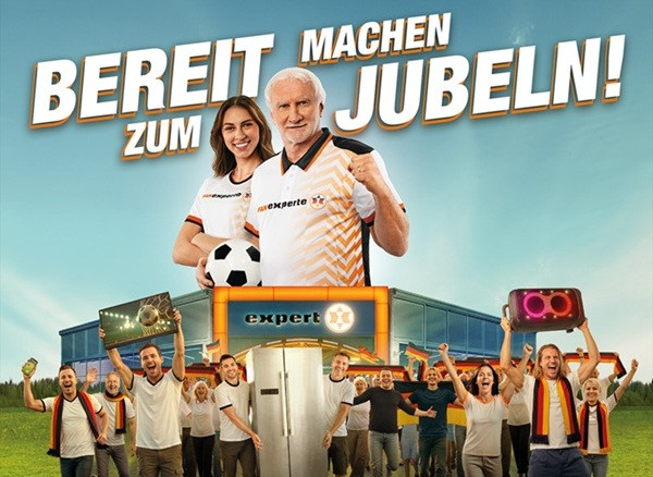 expert WM Kampagne Key Visual mit jubelnden Fans vor expert-Filiale