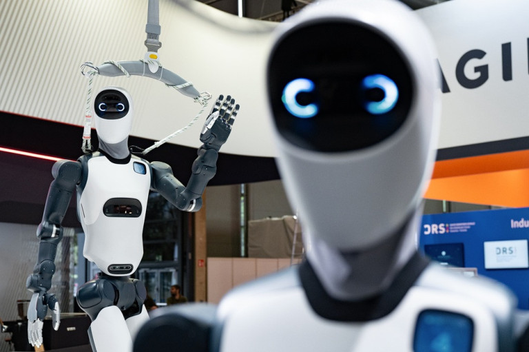 Agiler Roboter mit blauen Augen auf einer Technologiemesse