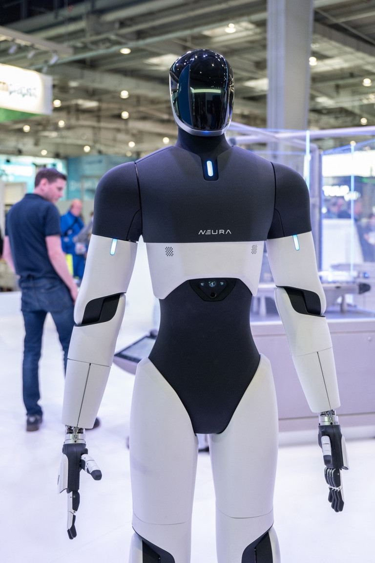 Neura Roboter auf einer Messe, moderner humanoider Roboter mit futuristischem Design