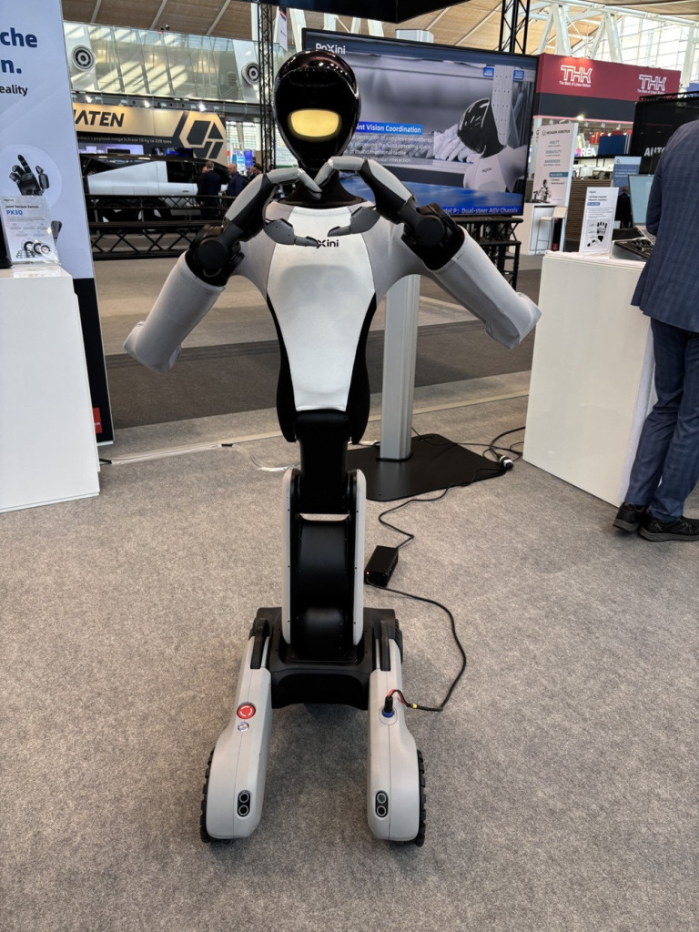 Roboter auf einer Messe, der mit den Armen ein Herz formt – herzlichst