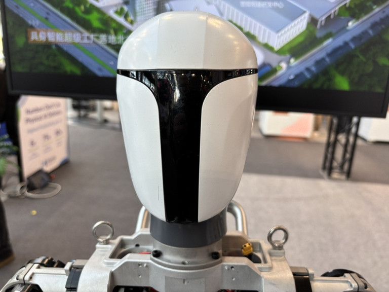 Roboterkopf mit Star Wars ähnlichem Design auf einer Messe, futuristische Technik