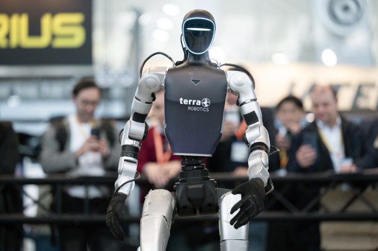 Huma Terra Robotics humanoider Roboter auf einer Messepräsentation