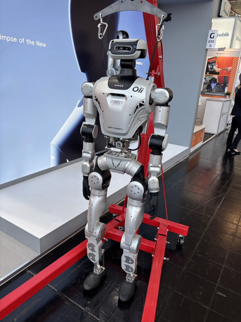 Humanoider Roboter wird an einer Vorrichtung abgehängt auf einer Messe präsentiert