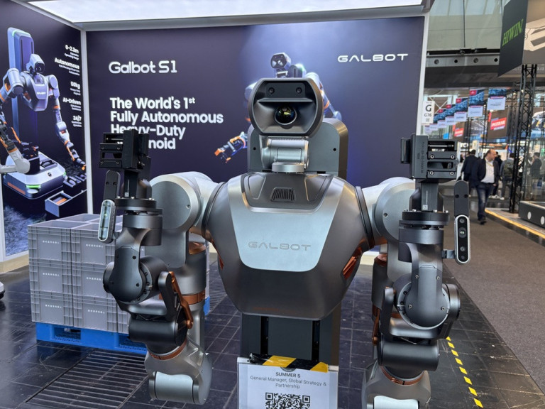Schwerlast-Roboter Galbot S1 auf einer Messepräsentation, vollautonomer Heavy-Duty-Humanoid