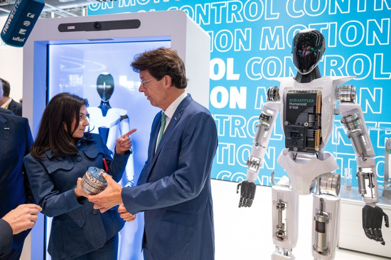rosenfeld und reiche im gespräch vor humanoidem roboter schaeffler s'am auf messe