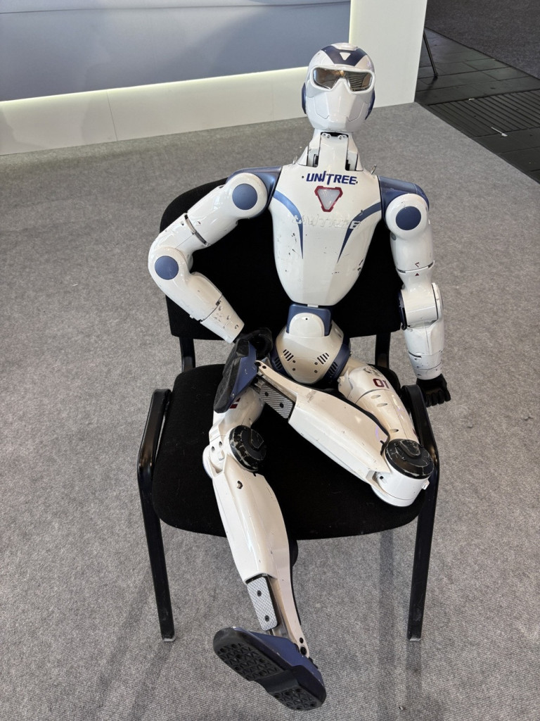 Roboter in Yoga-Position auf einem Stuhl