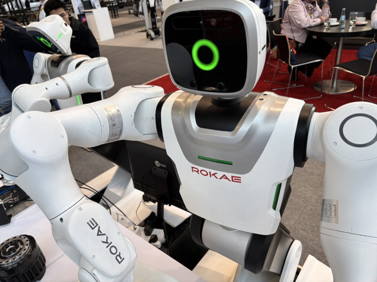 Zyklop-Roboter mit grünem Auge auf einer Messe, Roboter von ROKAE
