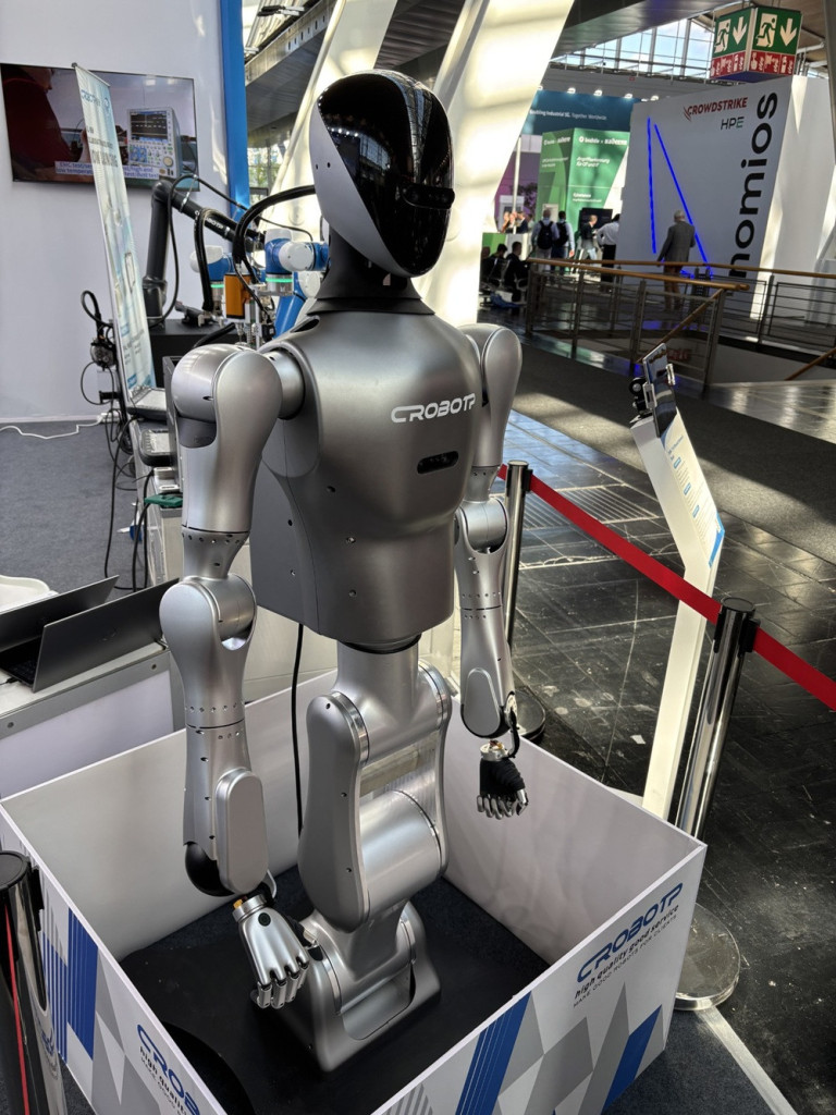 Roboter KAI von CROBOT auf einer Messeausstellung