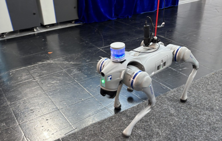 Canaoid Roboterhund auf einer Messepräsentation
