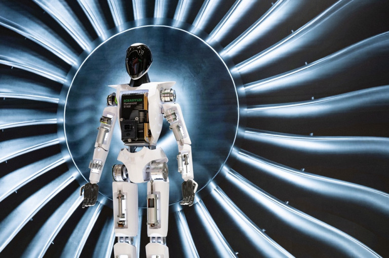 Schaeffler Humanoid-Roboter vor futuristischem Hintergrund auf einer Technologie-Messe