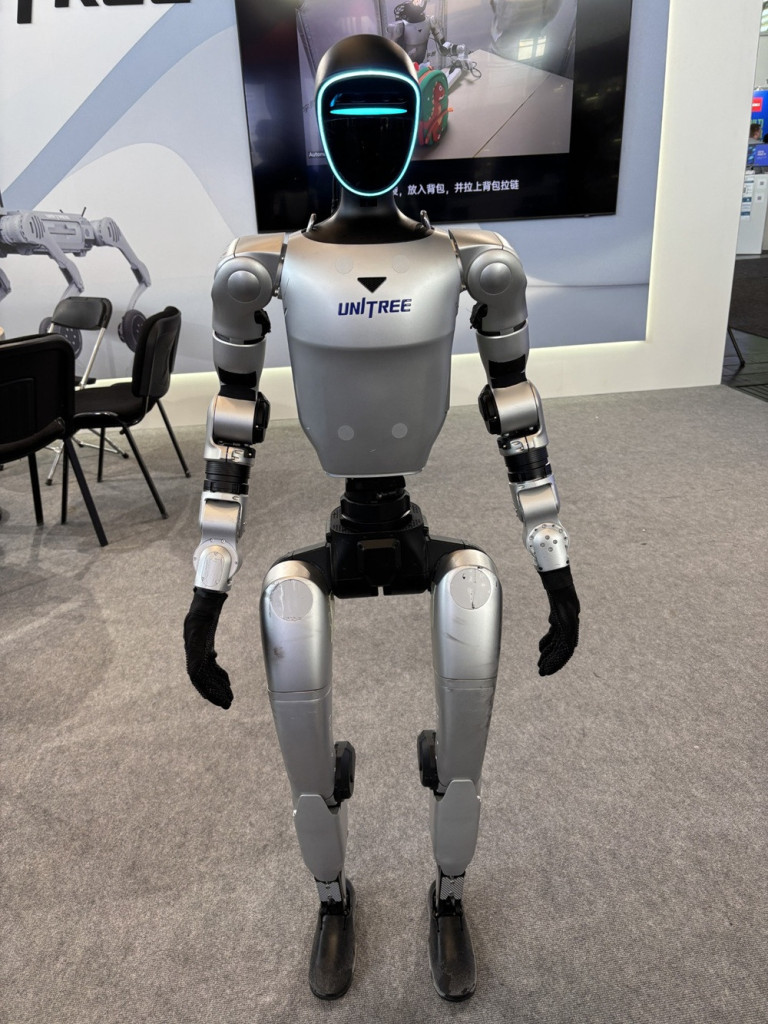 Monobrow Roboter von Unitree auf einer Messeausstellung
